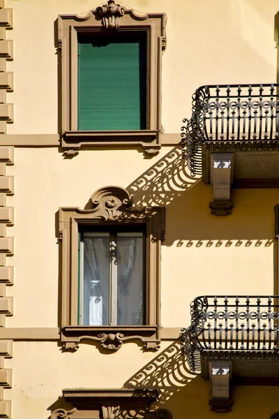 Vieux mur et terrasse dans le centre de la ville Suisse Swi — Photo