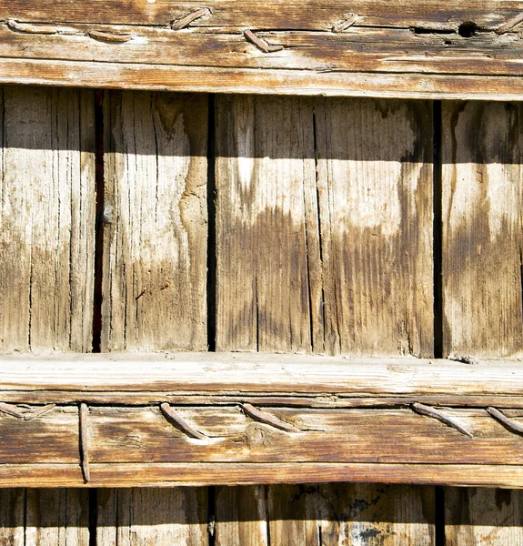 Clavo sucia pintura desnuda en la puerta de madera marrón y yello oxidado — Foto de Stock