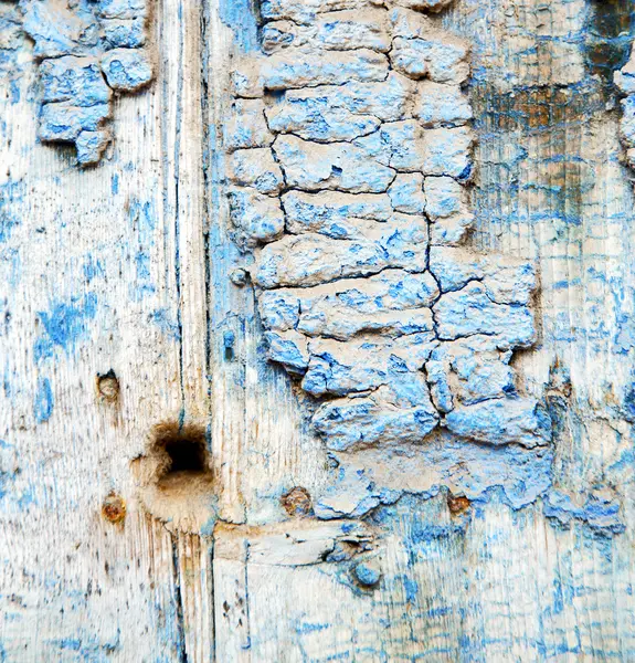 Metalowe paznokci brudne pozbawiony farby w brązowe drewniane drzwi i rusty — Zdjęcie stockowe