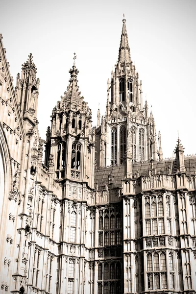 Velho em londres histórico parlamento vidro janela structu — Fotografia de Stock