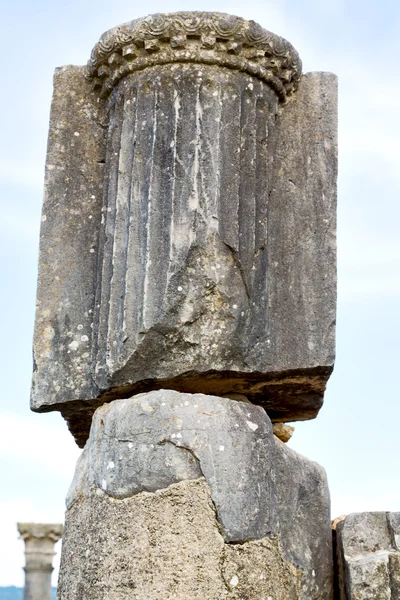 Vecchia colonna in un cielo storia e natura — Foto Stock