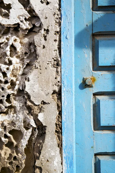 Afrika eski ahşap cephe ev ve güvenli padl beton duvar — Stok fotoğraf