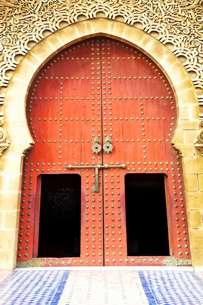 Histórico em edifício antigo porta morocco — Fotografia de Stock