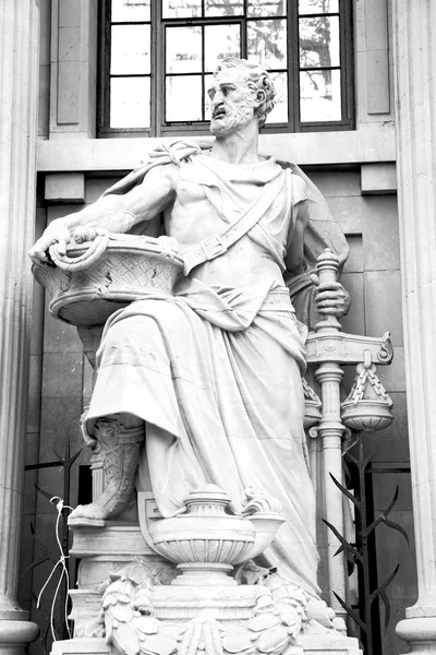 Marble and statue in old city of london england — Stock Photo, Image