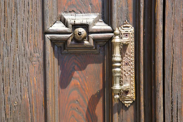 Abstracto puerta de la casa en italia lombardía clavo cerrado ru — Foto de Stock