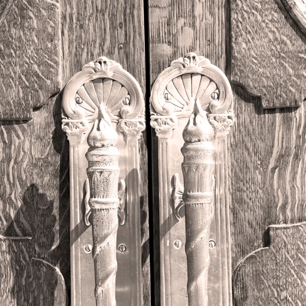 Velho londres porta em inglaterra e madeira ancien abstrato articulado — Fotografia de Stock