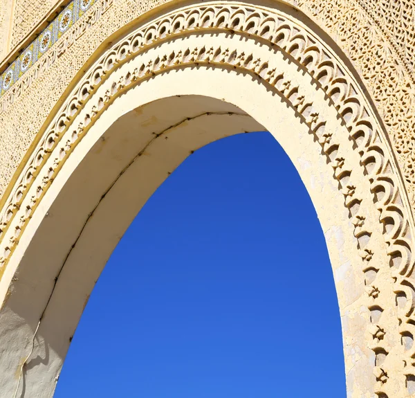 Morocco arch in africa old construction in the blue sky — Stock Photo, Image