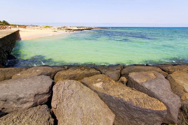 Beyaz kıyısında lanzarote taş suda ve — Stok fotoğraf