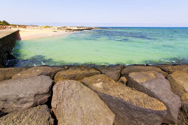 Fehér part lanzarote kő vízben és — Stock Fotó