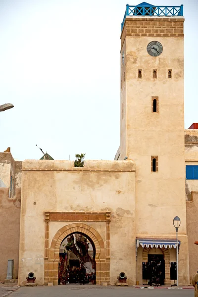 Vieja torre de ladrillo en y el cielo — Foto de Stock