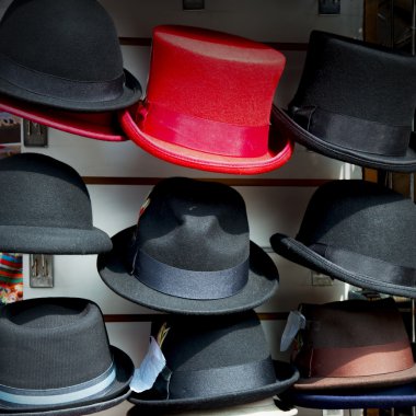 Londra eski kırmızı şapka ve siyah moda Salonu