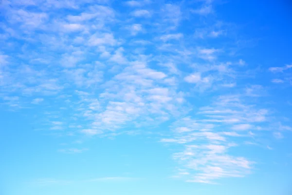 Mavi gökyüzü beyaz yumuşak — Stok fotoğraf
