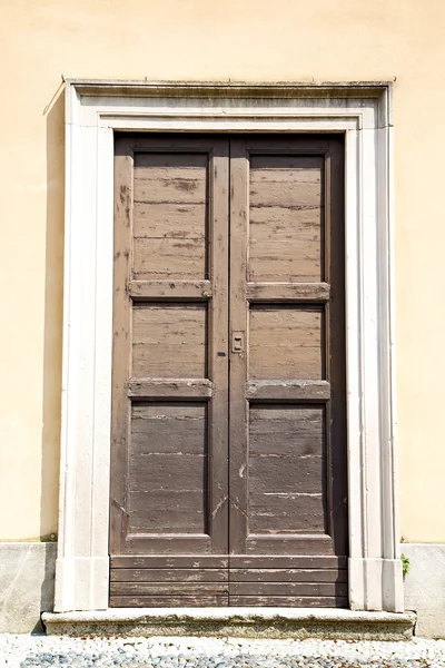 Старая дверь из дерева и традиционные ногти текстуры — стоковое фото