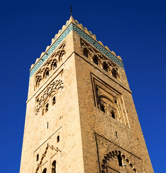 W maroc Afryki minaret i błękitne niebo — Zdjęcie stockowe