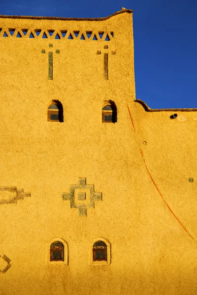 Antigua construcción marrón en África morocco y cerca de la torre —  Fotos de Stock