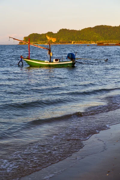 Salida del sol Asia en la isla de la bahía de lomprayah y el sur de China mar — Foto de Stock