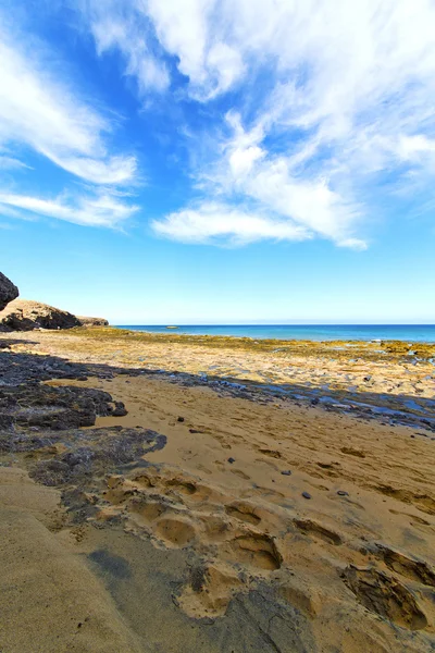 Белое побережье lanzarote в Испании пляж и летом — стоковое фото