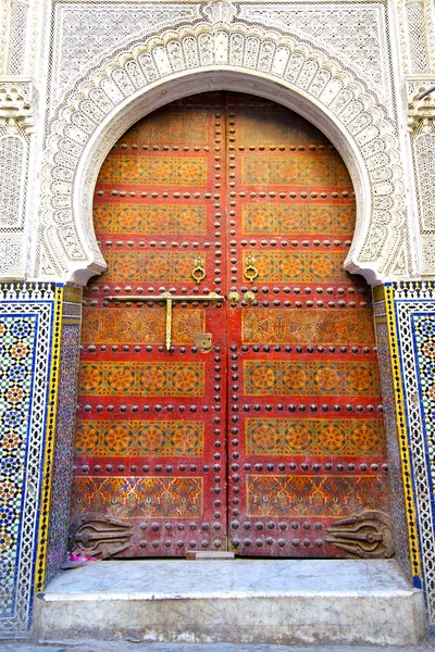 Ιστορικά κατά πεπαλαιωμένου κτιρίου πόρτα στυλ Μαρόκο Αφρικής ξύλο — Φωτογραφία Αρχείου