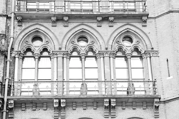 Arquitetura parede velha em londres inglaterra janelas e tijolo exteri — Fotografia de Stock