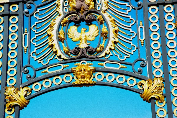 En Londres Inglaterra puerta de metal palacio real — Foto de Stock