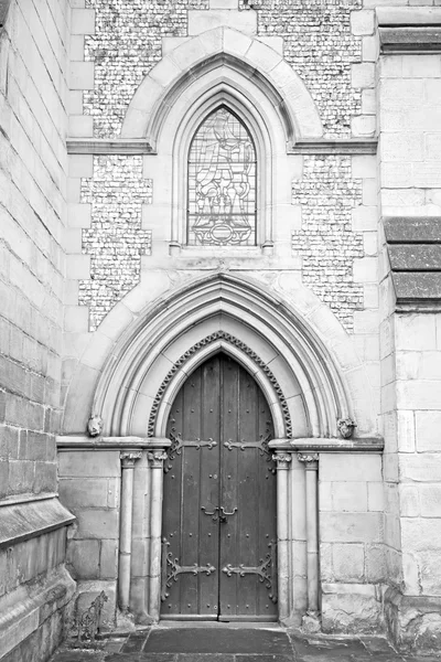 Puerta catedral southwark en Londres Inglaterra antigua construcción y —  Fotos de Stock