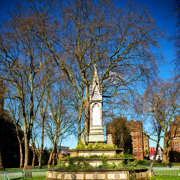 I kyrkogården england Europa gamla konstruktion och historia — Stockfoto