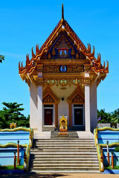 Trottoaren bangkok i thailand anskärning av det guld-templet — Stockfoto
