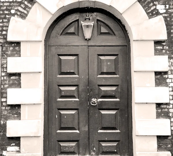 ロンドンの古い教会の扉と大理石のアンティークの木製議会 — ストック写真