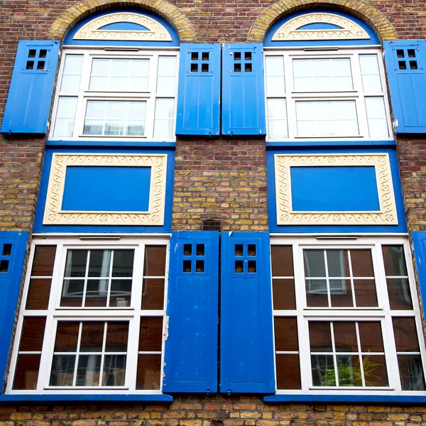 Old window in europe london  red brick wall     and      histori — Stock Photo, Image