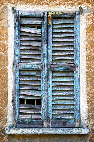 Castiglione olona janela verde no branco — Fotografia de Stock