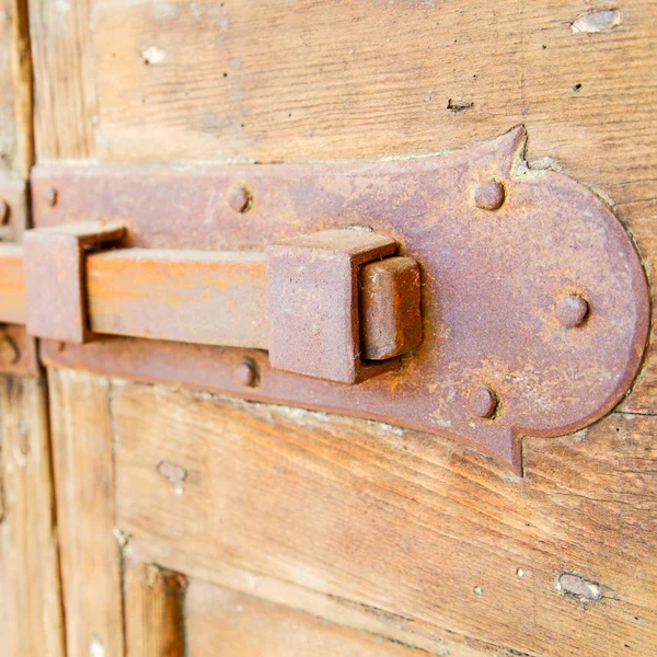 Europa viejo en italia antiguo cerrar puerta marrón y cerradura oxidada c — Foto de Stock