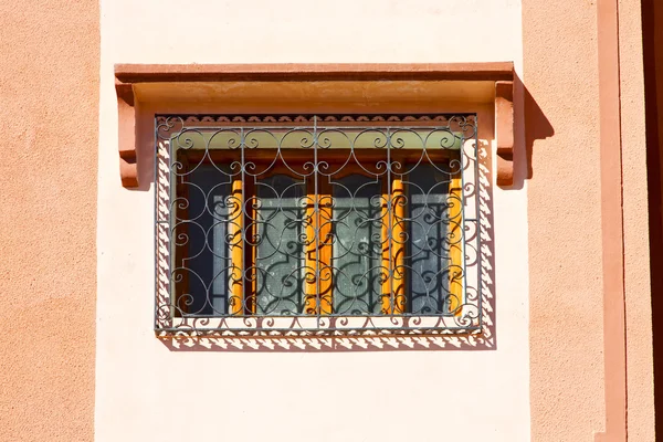 Ventana en Marruecos África y la antigua construcción de ladrillo wal histori — Foto de Stock