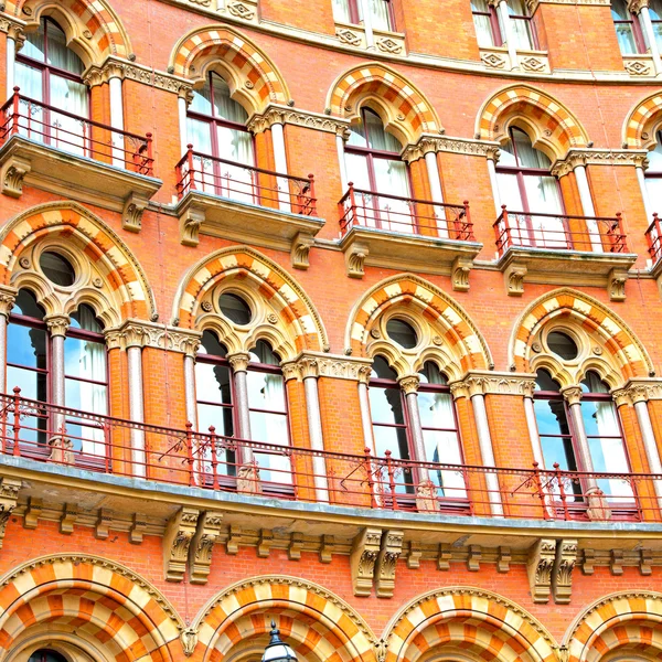 Stará architektura v Londýně Anglie okna a cihlový exteriér — Stock fotografie