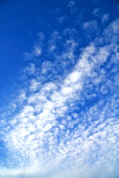 En el cielo azul blanco fondo suave y abstracto —  Fotos de Stock