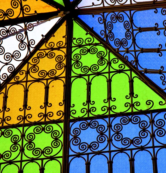 Colorated glas och solen i Marocko Afrika fönster och ljus — Stockfoto