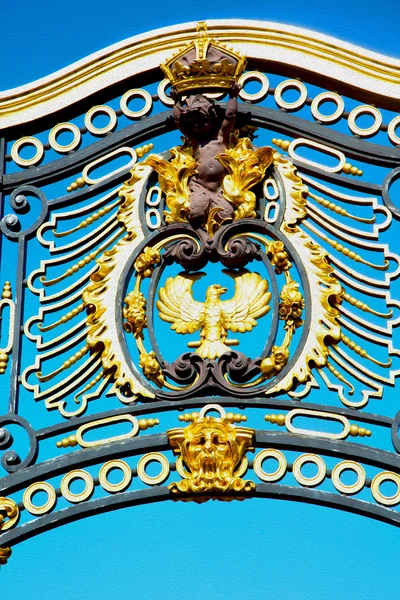 En Londres Inglaterra la antigua puerta de metal palacio real — Foto de Stock