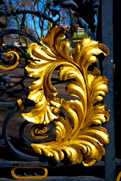 V Londýně v Anglii královský palác kovové brány — Stock fotografie