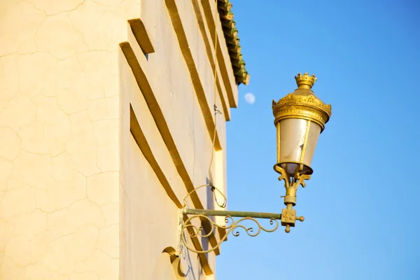 Pouliční lampa v Maroku Afrika měsíc — Stock fotografie