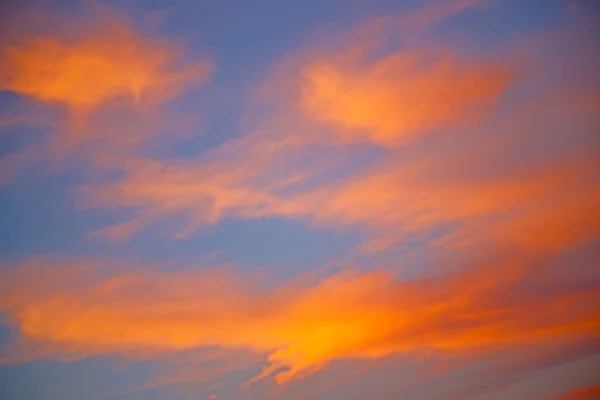 O nascer do sol no céu colorido branco macio — Fotografia de Stock