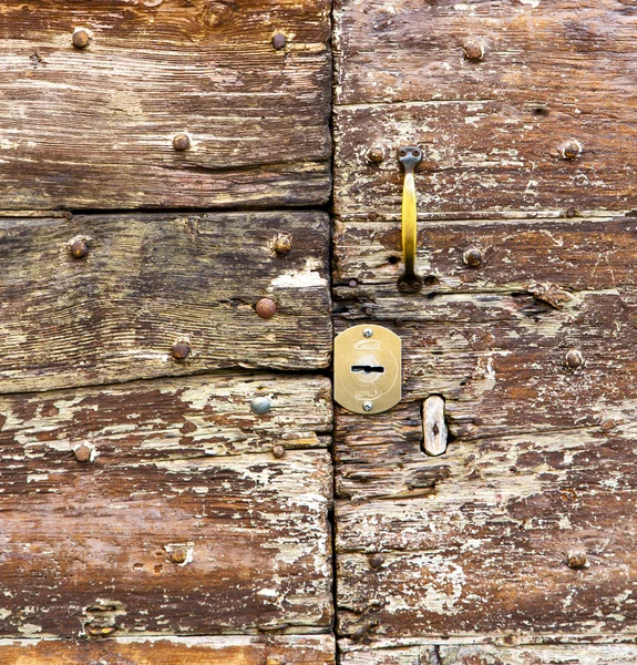 Castellanza bussare in un curch porta chiuso croce — Foto Stock