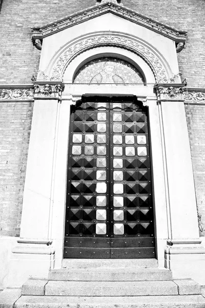 Vecchia porta in Italia antico legno antico e texture tradizionale — Foto Stock
