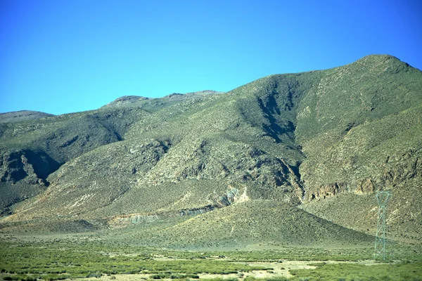Долина в электрической линии высокого напряжения мощность изолированный холм — стоковое фото
