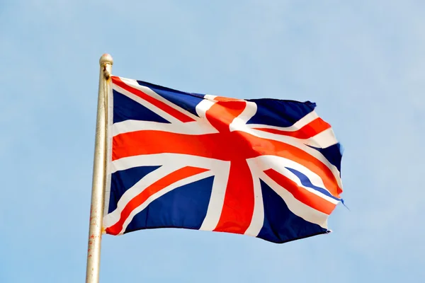 Wapperende vlag in de blauwe hemel british Stockfoto