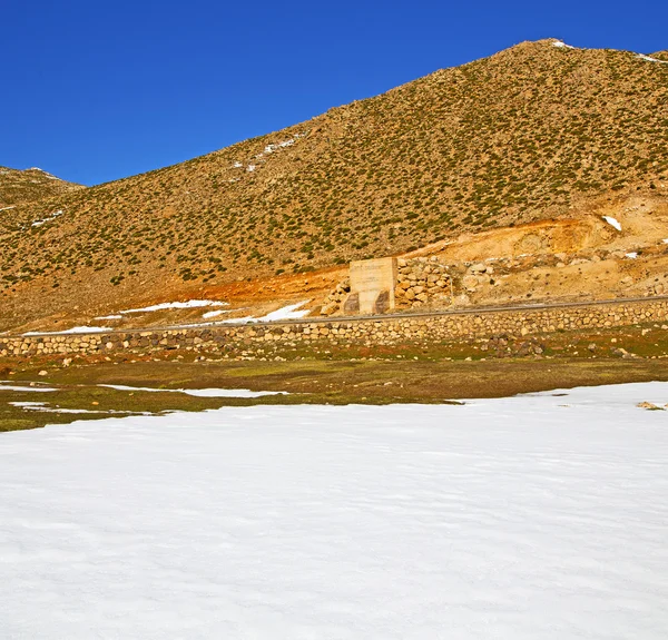 Colina en África morocco el valle del atlas tierra seca montaña es — Foto de Stock