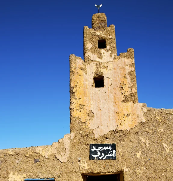 Старое коричневое строительство в Африке Марокко и небо рядом с буксиром — стоковое фото