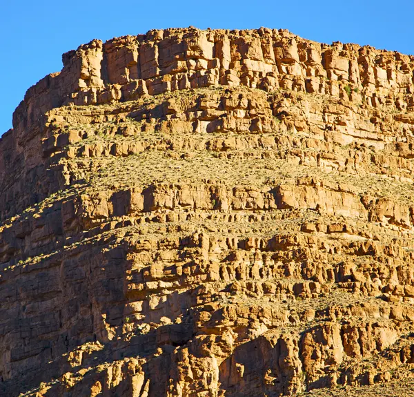 Na áfrica do morocco o atlas vale seca montanha solo isolado — Fotografia de Stock