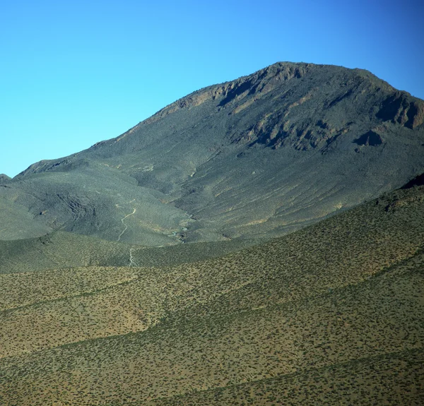 Dalen i Afrika Marocko atlas torrt berg marken isolera — Stockfoto