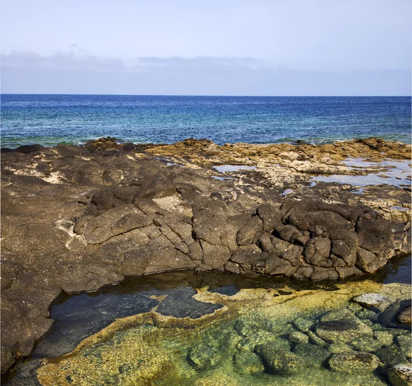 Espanha almíscar lagoa pedra água de rocha em lanzarote — Fotografia de Stock