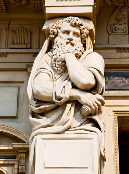 Mármol en la antigua estatua histórica — Foto de Stock