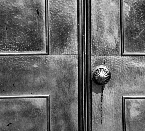 Porta tradizionale in legno antico e tradizionale t — Foto Stock